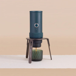 OutIn Foldable Coffee Stand  – salokāms kafijas automāta turētājs