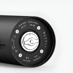 Timemore × Nuttii OX Lite – pārnēsājama elektriskā kafijas dzirnaviņa (melnā krāsā)